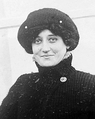 Raymonde de Laroche height profile photo