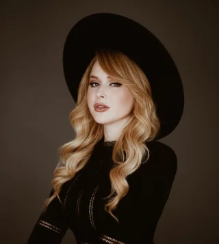 Renee Olstead height profile photo