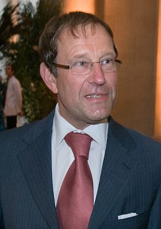 Richard Desmond height profile photo