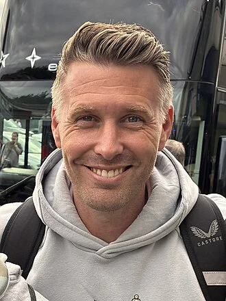 Rob Edwards (footballer, born 1982) height profile photo