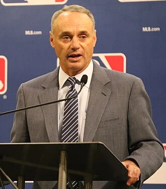 Rob Manfred height profile photo