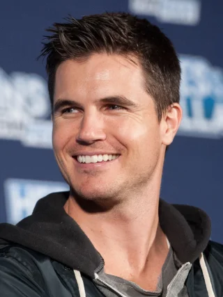 Robbie Amell height profile photo