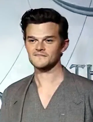 Robert Aramayo height profile photo