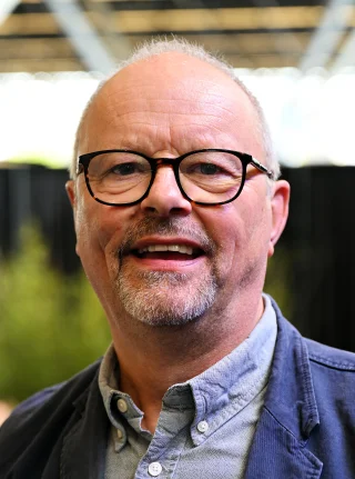 Robert Llewellyn height profile photo