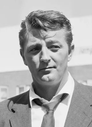 Robert Mitchum height profile photo