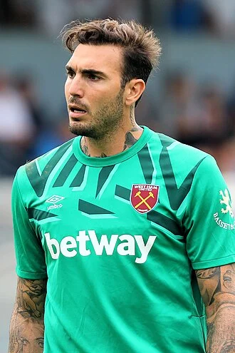 Roberto Jiménez (footballer, born 1986) height profile photo