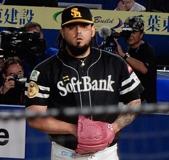 Roberto Osuna height profile photo