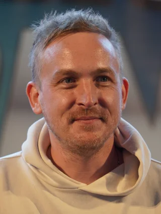 Robin Lord Taylor height profile photo