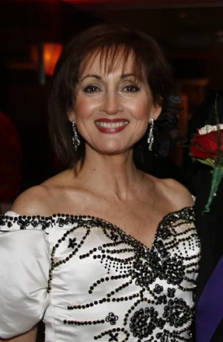 Robin Strasser height profile photo