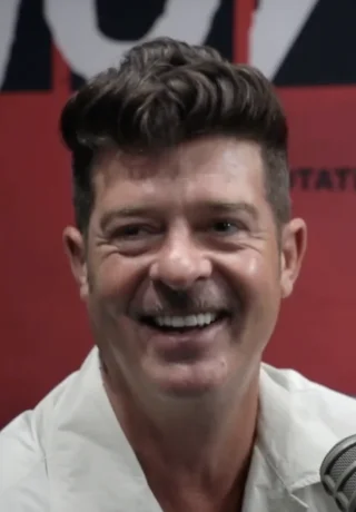 Robin Thicke height profile photo