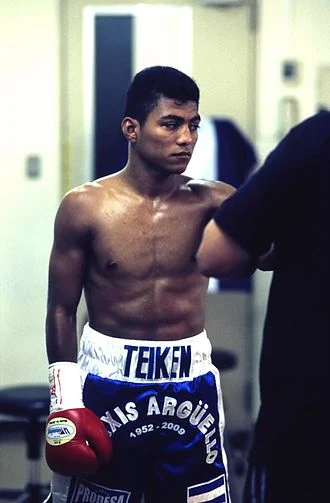 Román González (boxer) height profile photo