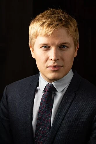 Ronan Farrow height profile photo
