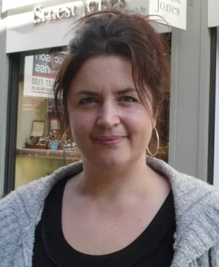 Ruth Jones height profile photo