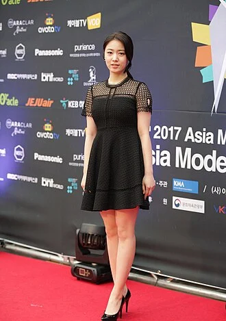 Ryu Hwa-young height profile photo
