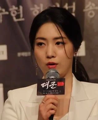 Ryu Hyo-young height profile photo