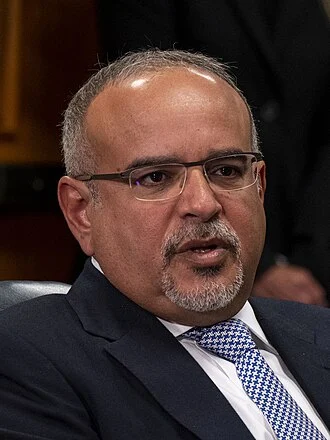 Salman bin Hamad Al Khalifa height profile photo