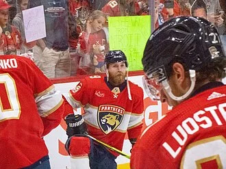 Sam Bennett (ice hockey) height profile photo