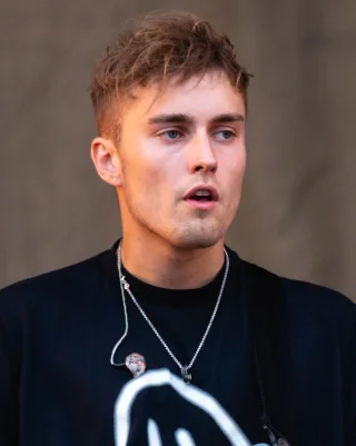 Sam Fender height profile photo