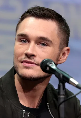 Sam Underwood height profile photo