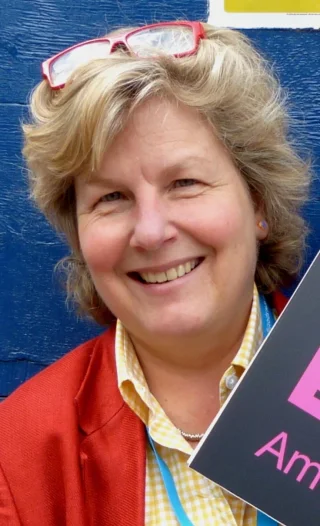 Sandi Toksvig height profile photo