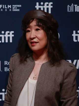 Sandra Oh height profile photo