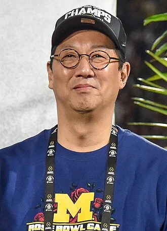 Santa Ono height profile photo