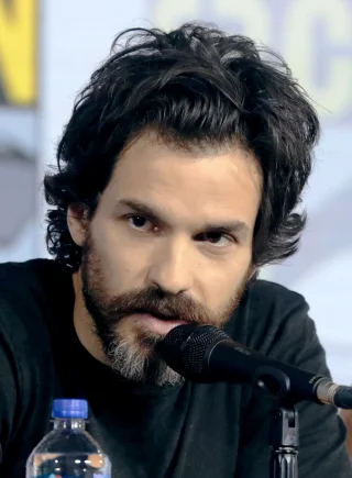 Santiago Cabrera height profile photo