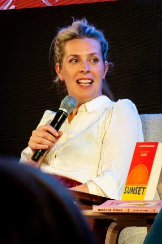 Sara Pascoe height profile photo