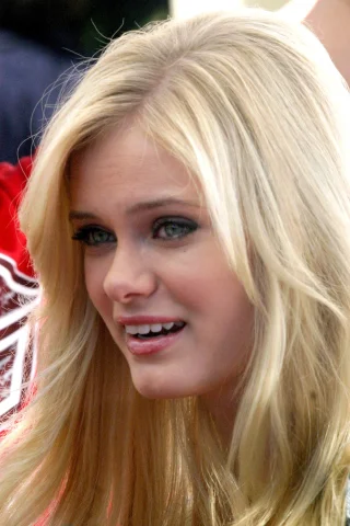 Sara Paxton height profile photo