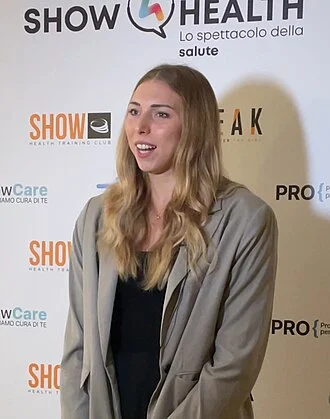 Sarah Fahr height profile photo