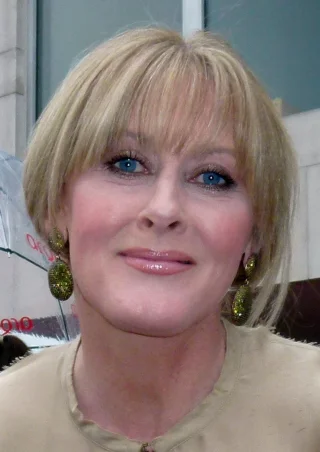 Sarah Lancashire height profile photo