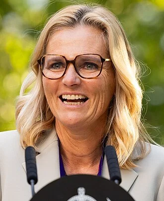 Sarina Wiegman height profile photo