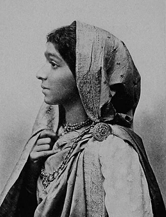 Sarojini Naidu height profile photo