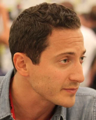 Sasha Roiz height profile photo