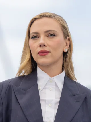 Scarlett Johansson height profile photo