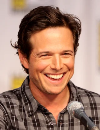 Scott Wolf height profile photo