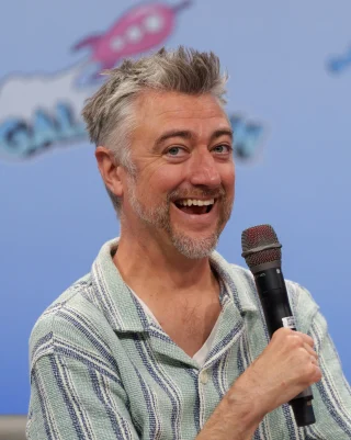 Sean Gunn height profile photo