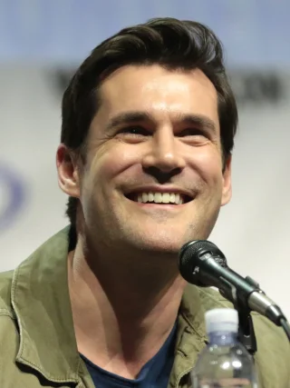 Sean Maher height profile photo