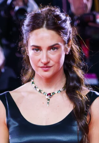 Shailene Woodley height profile photo