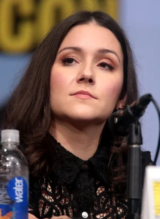 Shannon Woodward height profile photo