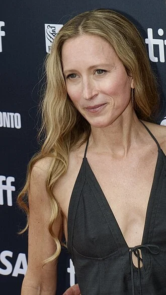Shauna Robertson height profile photo