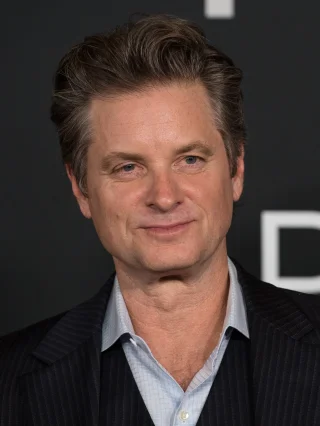Shea Whigham height profile photo