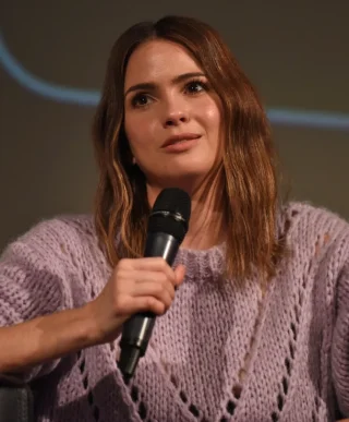 Shelley Hennig height profile photo