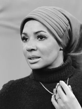 Shirley Bassey height profile photo