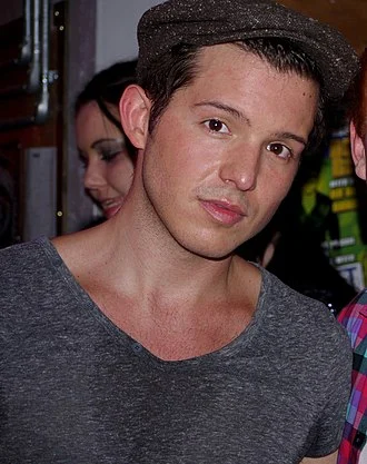 Simon Curtis (singer) height profile photo