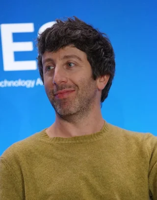 Simon Helberg height profile photo