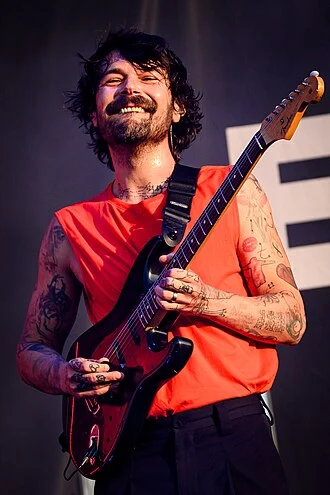 Simon Neil height profile photo