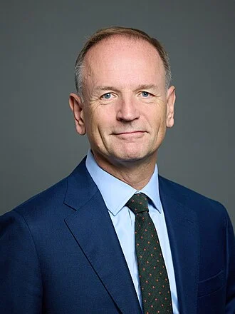 Simon Stevens height profile photo