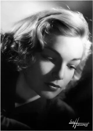 Simone Signoret height profile photo