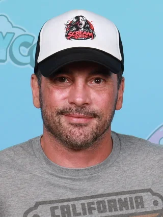 Skeet Ulrich height profile photo